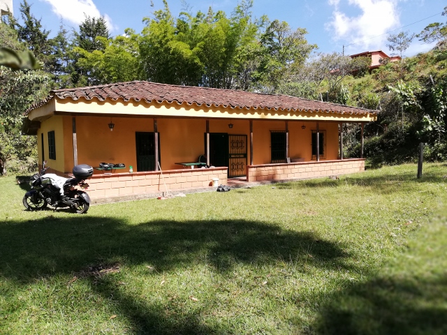 Construcción existente en el lote, cerca de 129 m², techo de teja de barro