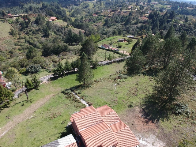 Vista aérea de la vía de acceso y los lotes vecinos