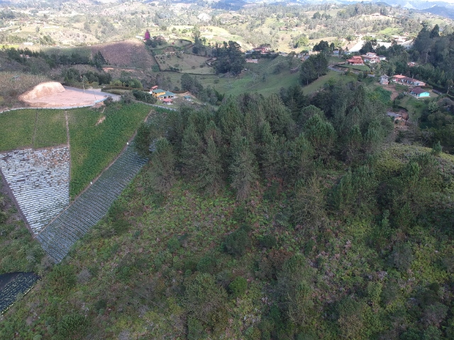 Vista aérea del lote, torre de tanque de agua al fondo